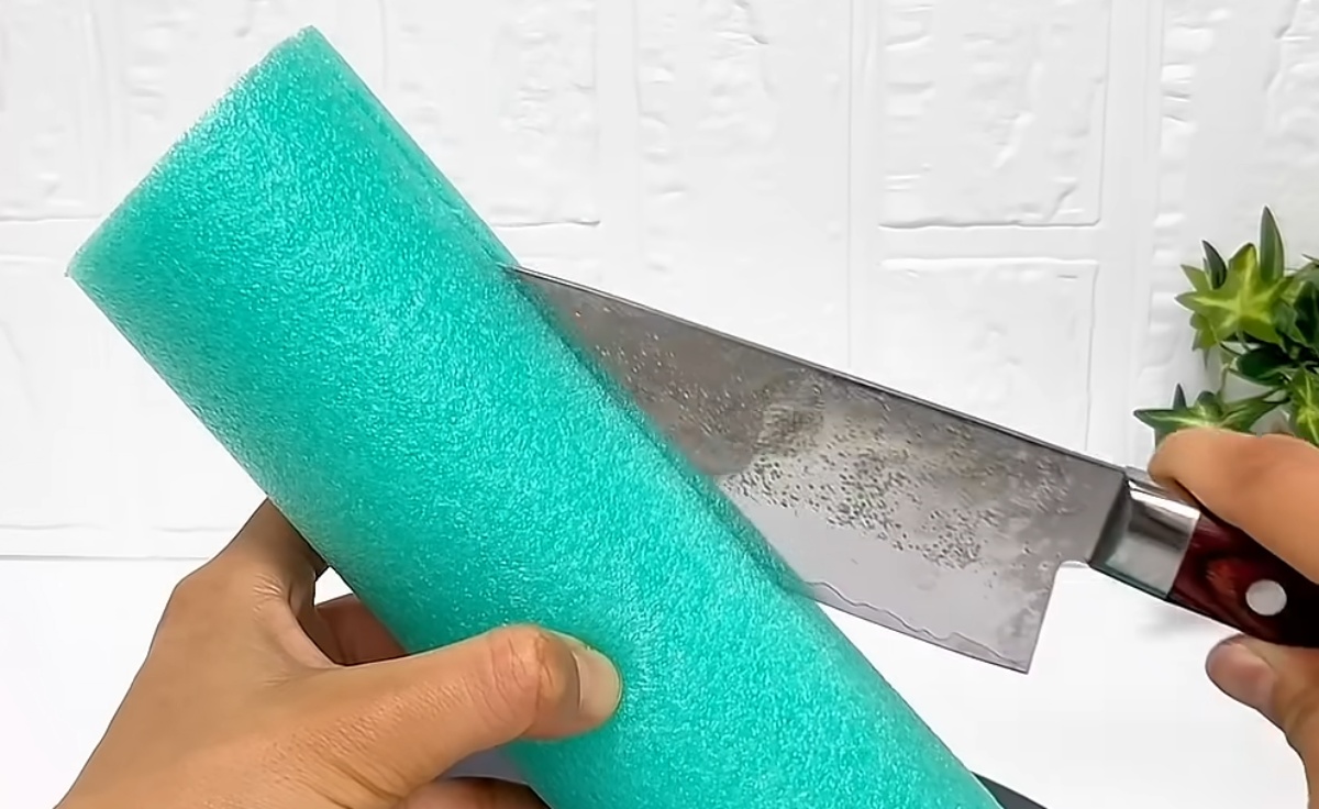 100均のプールスティック→縦に切るだけで……　冬に大活躍、まさかの“じゃない使い方”が話題（1/3） | ライフハック ねとらぼ