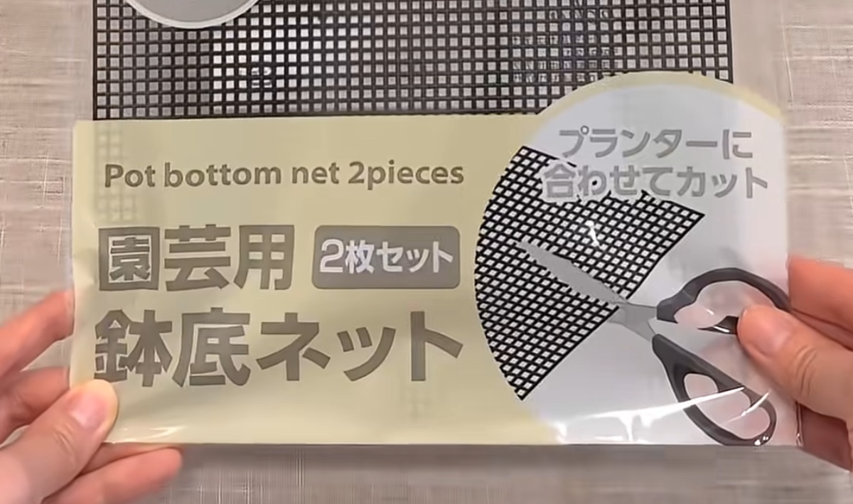 セリアの鉢底ネットを耳の大きさにカットすると……「朝の支度がスムーズになった」目からウロコな活用法が200万再生（1/3） | ライフハック ねとらぼ