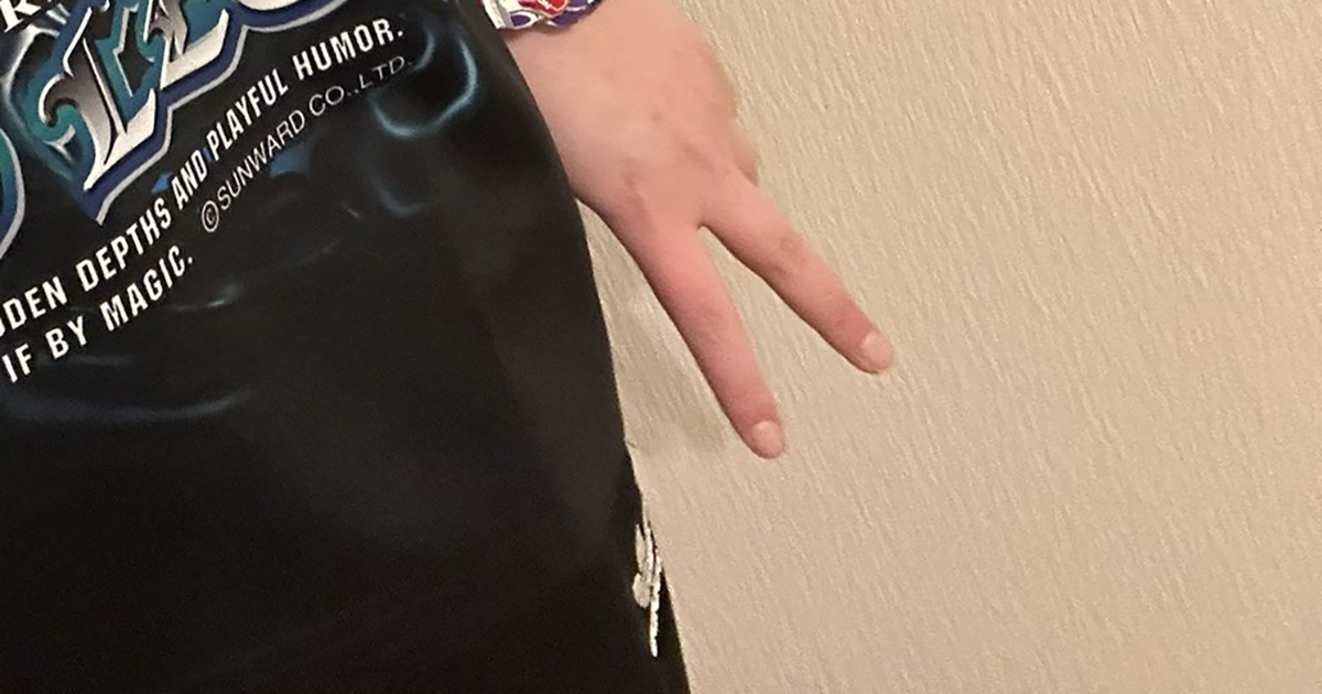 20代女性「普通にこれで飲み行く」→“男子歓喜”のまさかの格好に「懐かしいデザイン笑」「みんな大好きかよ」（1/3） | 女性 ねとらぼ