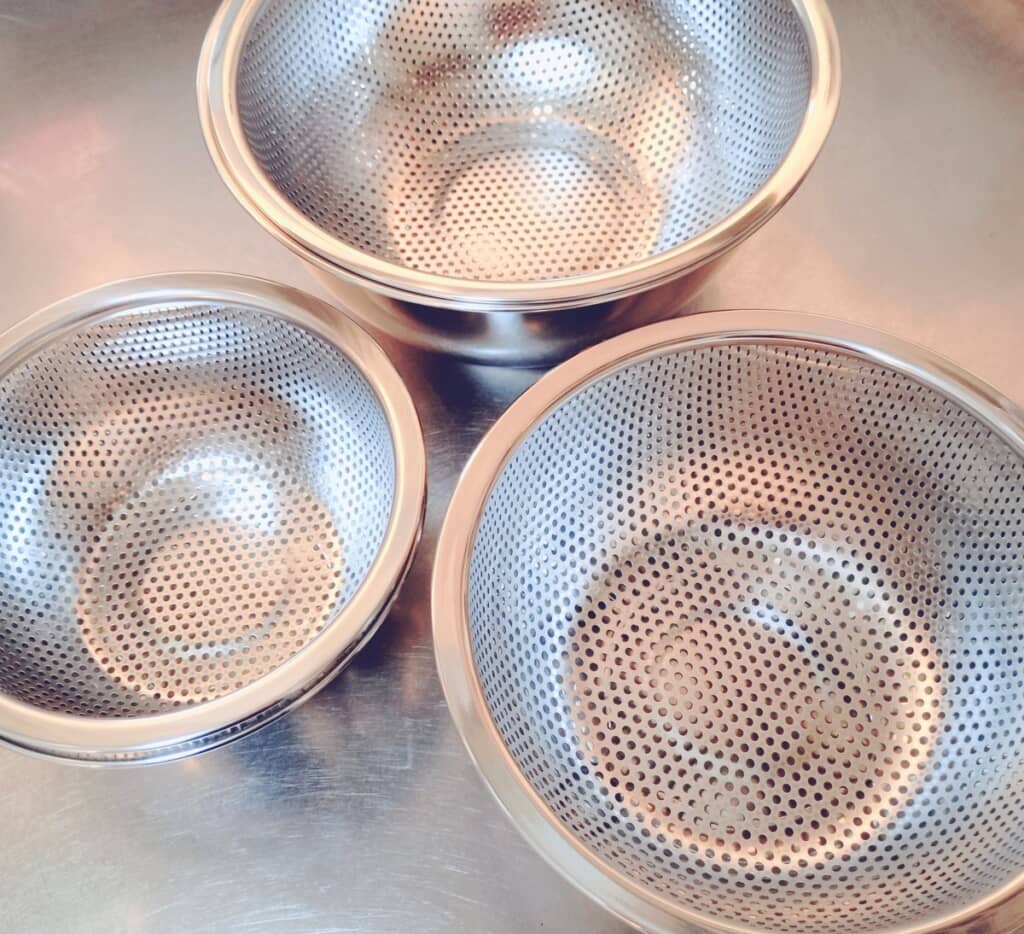 新調したパンチングタイプのザルとボウルのセット