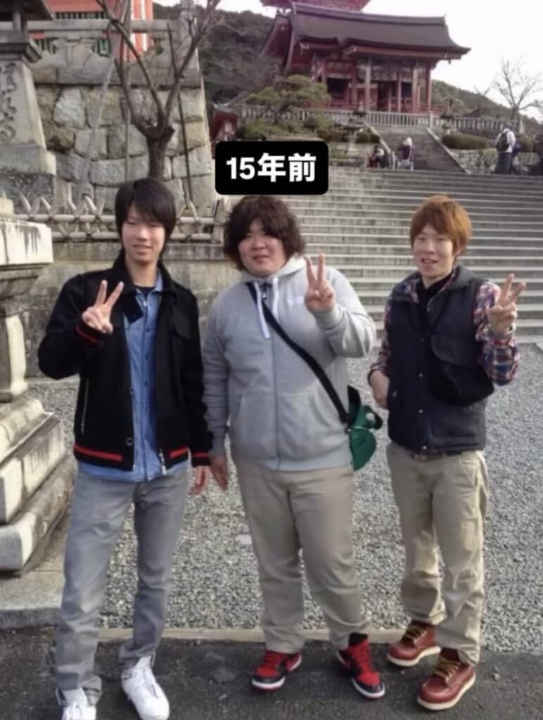 記念撮影する男子3人の15年