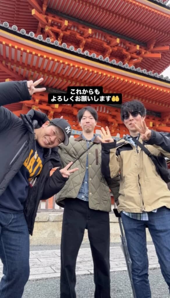 記念撮影する男子3人の15年