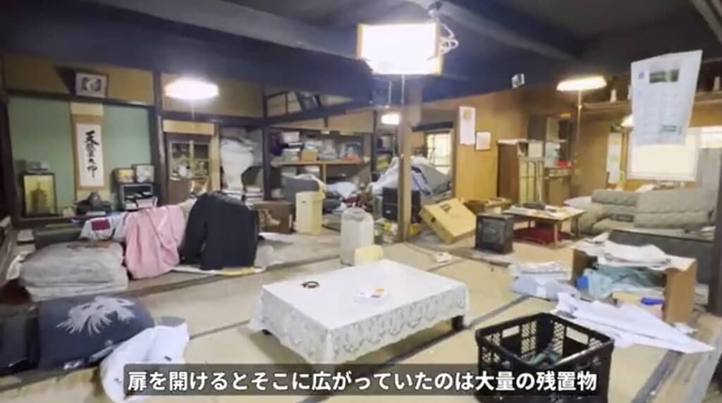 扉を開けると大量の残置物が