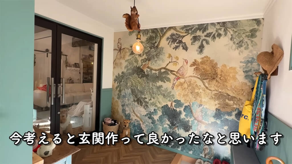 まずは玄関、壁紙の存在感に圧倒されます