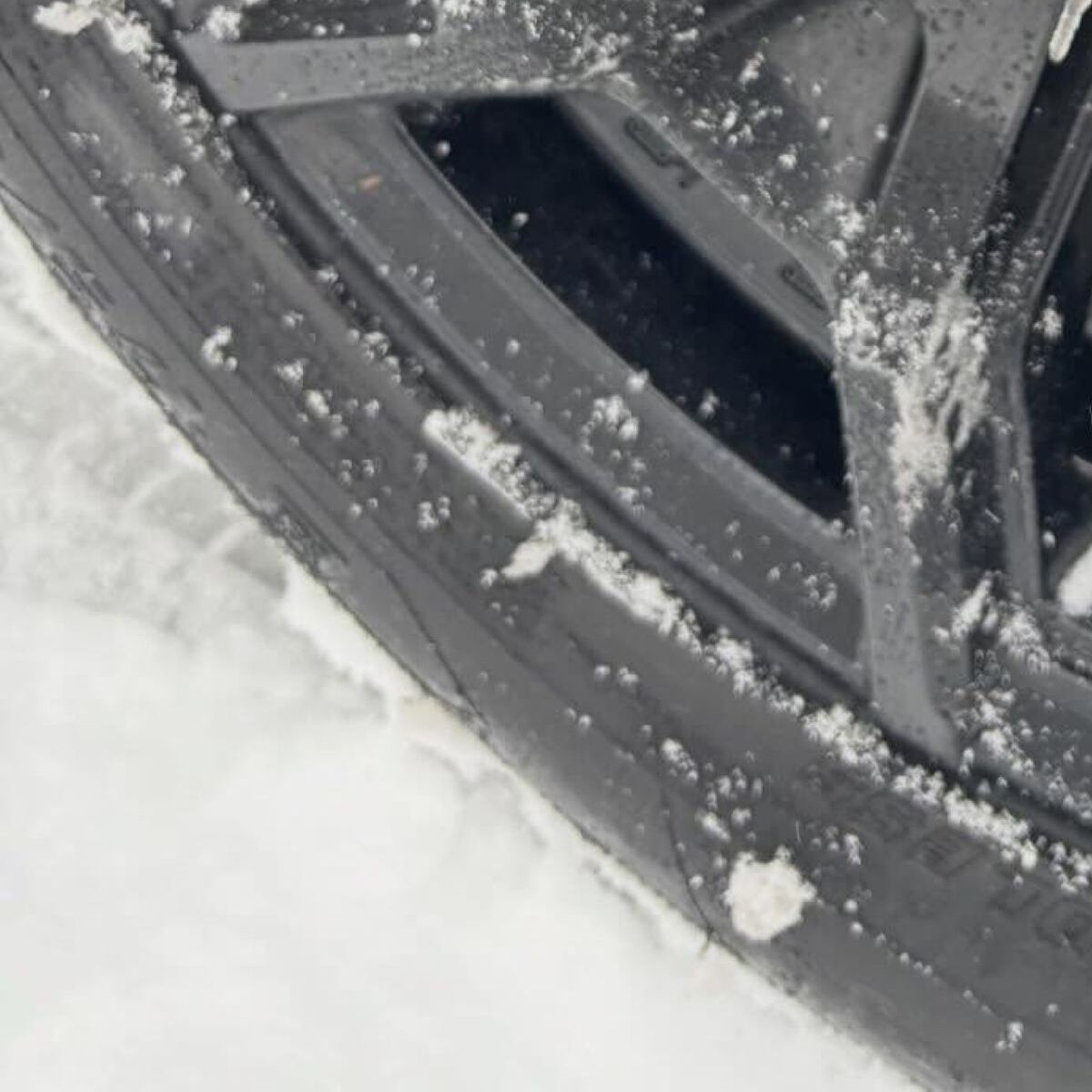 雪道を走ったらタイヤが……　とんでもないビジュアルに「雪国在住ですが見たことない」「そういうエンブレムかと思った」（1/3） | 車 ねとらぼ
