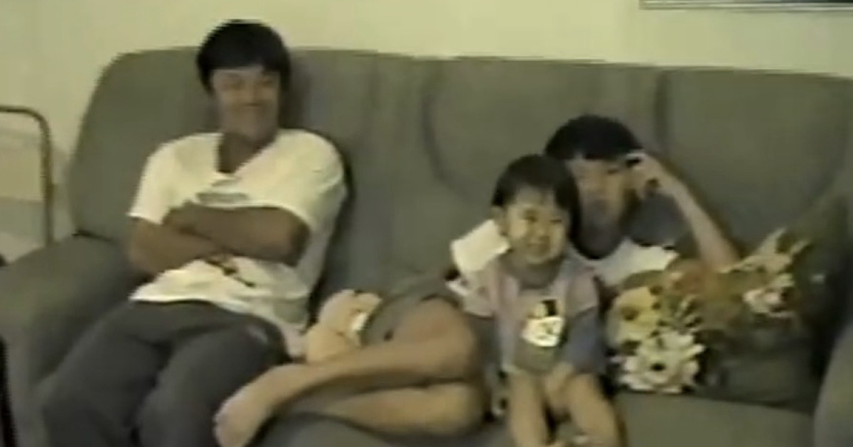 並んで座るパパと子どもたち→27年後……「知らない人なのに泣いた」　同じ構図＆ポーズで再現した“現在の姿”が420万再生【海外】（1/2） | ライフスタイル ねとらぼ