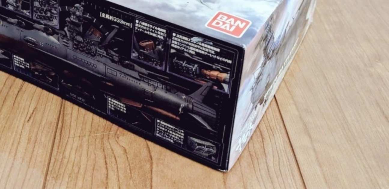 プラモとビリビリ破いたパッケージを組み合わせると……　次元の壁を超えた圧倒的作品が43万表示「発想とインパクト激ヤバ」「かっ…カッコよすぎ」（1/3） | ライフスタイル ねとらぼ