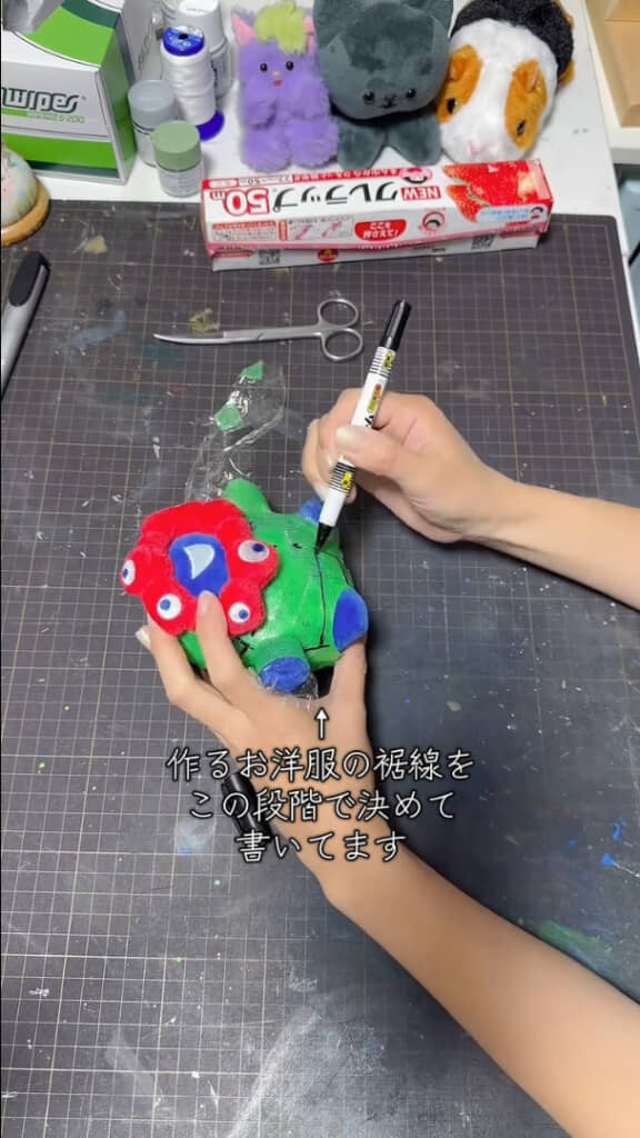 養生テープに油性ペンで基準線を書いていく