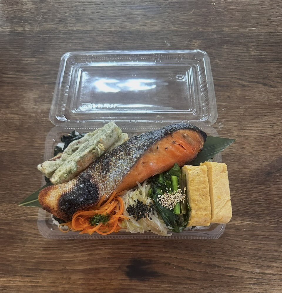 海苔弁の概念が壊れそうな一品。東京駅で買うより高くつきそうな気もしますが、野菜は頂き物で、シャケだけ奮発したそうです