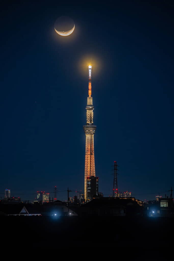 刻々と位置を変える月