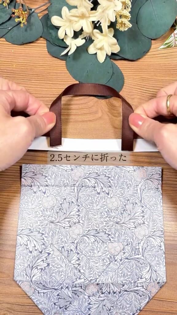 切り離した帯に両面テープでリボンを付ける