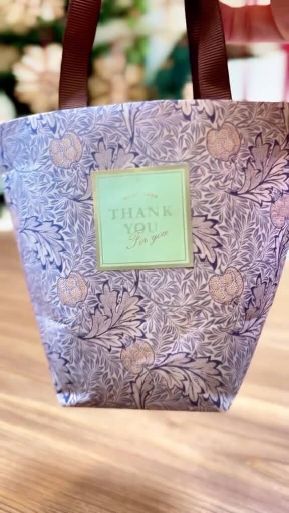 マチを整えると、小さなバッグのできあがり