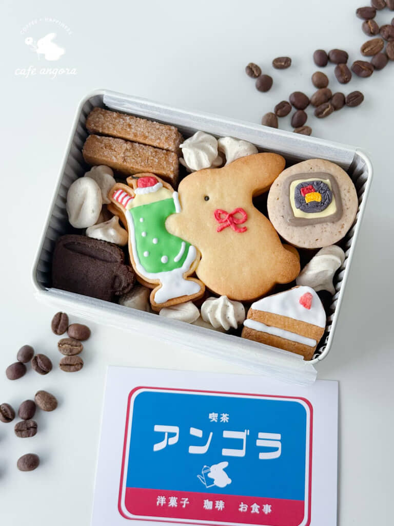 クリームソーダを持ったうさぎさん