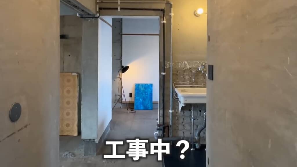 中身は解体工事の途中みたい