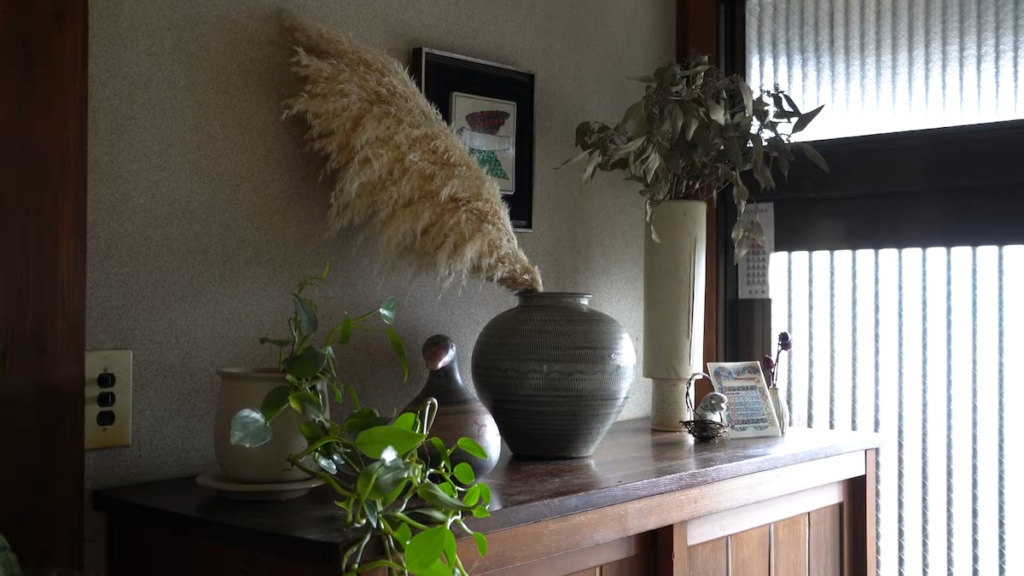 靴箱の上には小物をディスプレイ