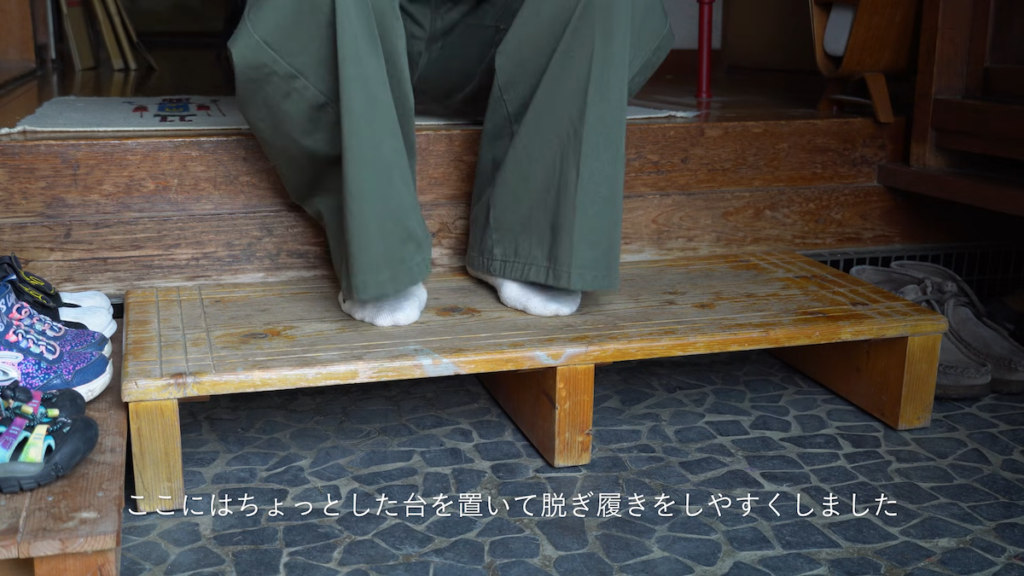 小さな台を置いて、脱ぎ履きしやすいように工夫