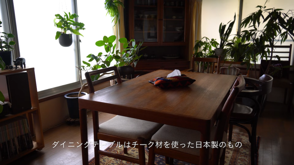 チーク材でできたダイニングテーブルとイス