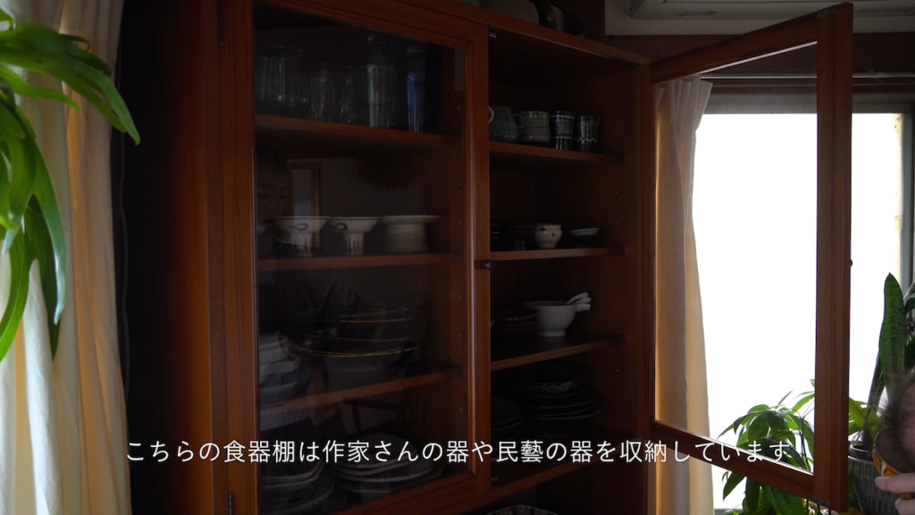 部屋の角に置かれた食器棚