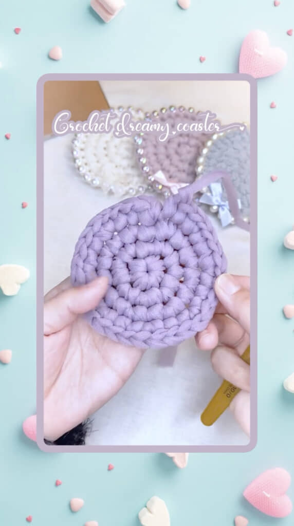 細編みでぐるぐる編んだら円形になりました