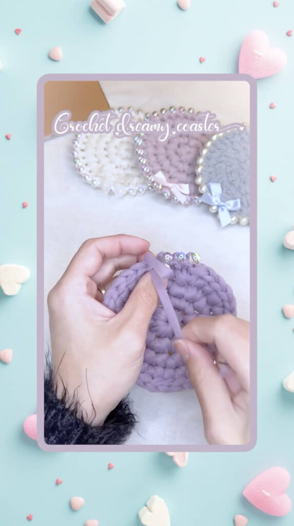 ふちにビーズを縫い付けて……