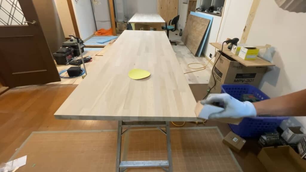 天板の角をサンドペーパーで削る