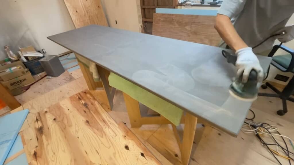 穴内部にだけパテが残るよう表面を削る