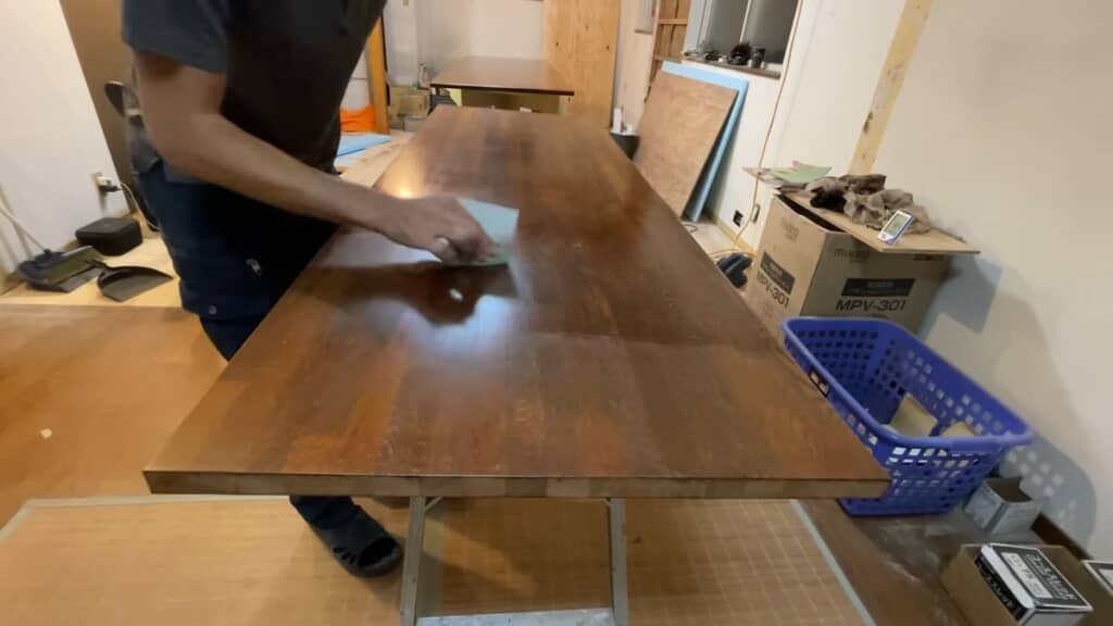 布ペーパーで塗膜を削る