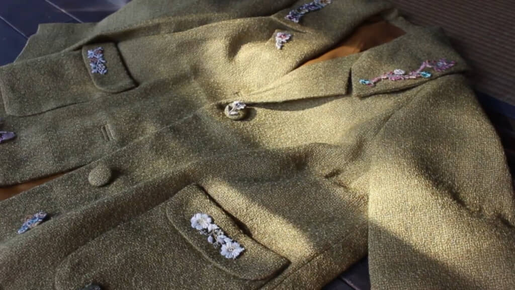 切り抜いた刺しゅうをコートの上に仮で配置