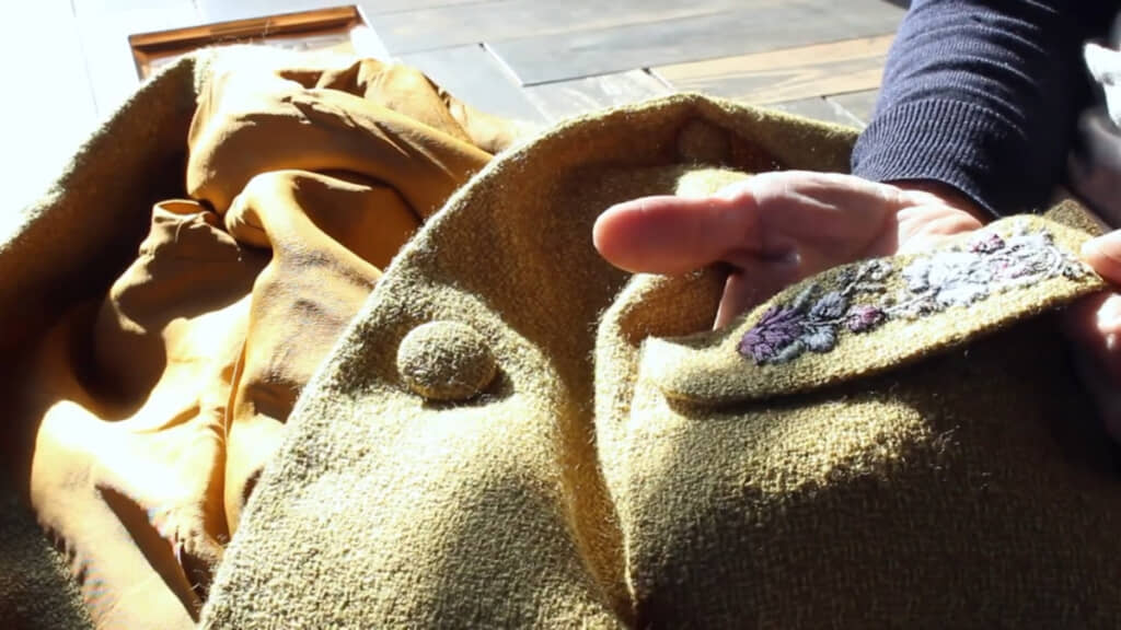 刺しゅうの色味がコートにマッチしています