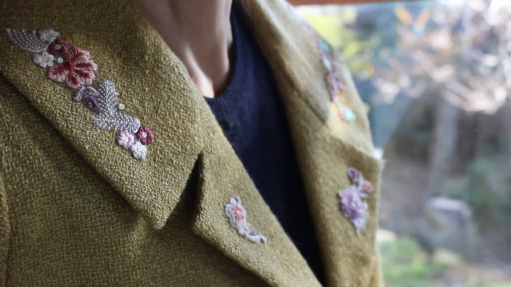 襟まわりも華やかに