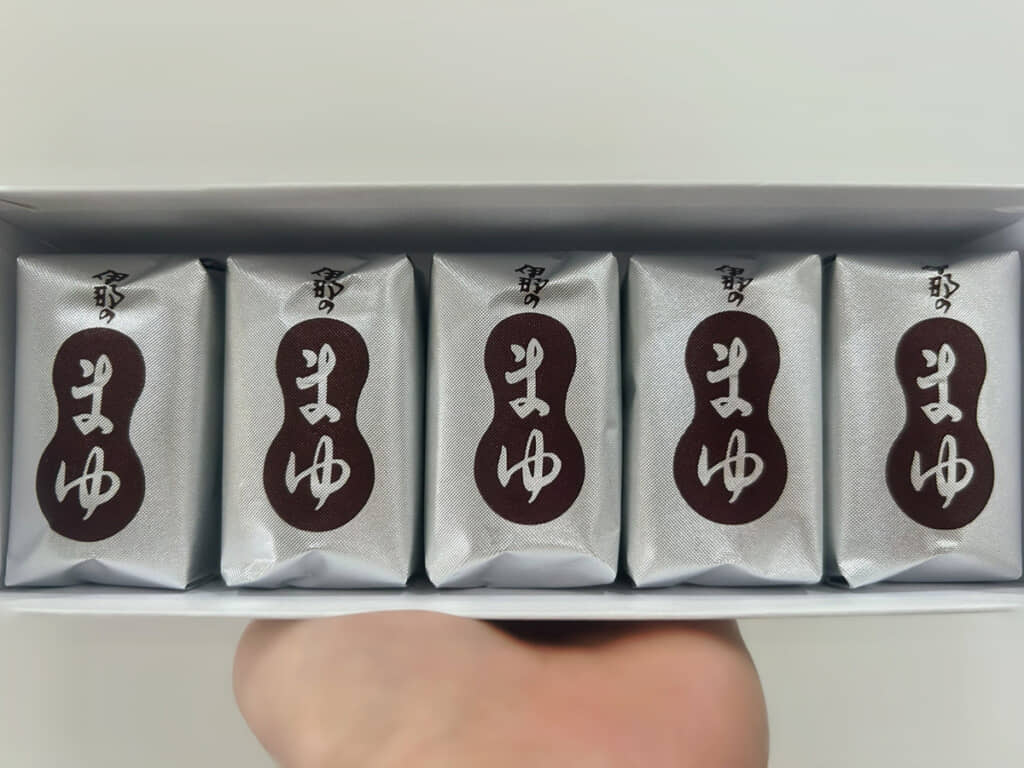 個包装のデザインもしっかり繭玉