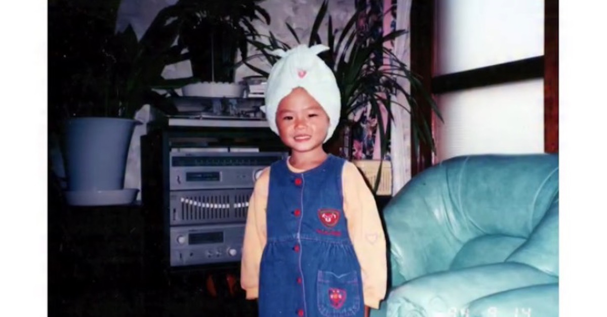 頭にタオルを巻いた幼い女の子→31年後、ママになって……「なにこれぇぇ～!?」　衝撃の1枚に「鳥肌」「こんなん泣いちゃう」【海外】（1/2） | 育児 ねとらぼ