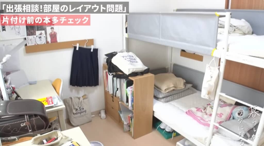 二段ベッドがることで入口が狭くなっており、部屋も雑然としています