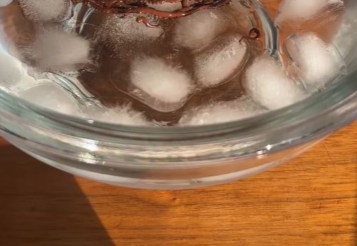 氷水に流し込んだチョコ、固まってから取り出すと……　まさかの完成品に「うわー凄い！」「これならすぐ出来そう！」と161万再生（1/3） | ライフハック ねとらぼ
