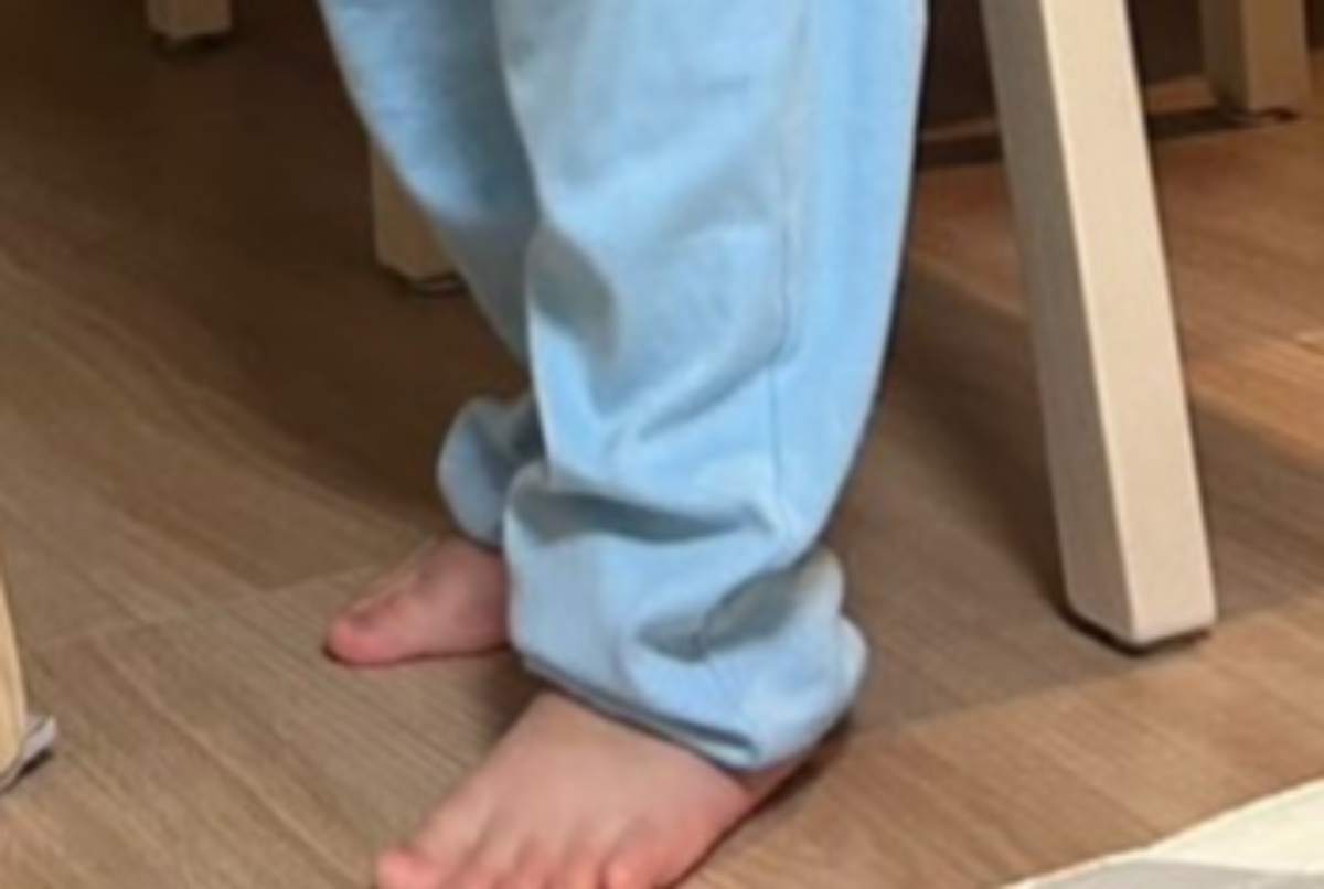 ママが娘をふと見ると……「2歳の風格じゃないんよ」 只者ではない立ち姿に「強そう」「たぶん2周目だなこの子」(1/3) | 育児 ねとらぼ