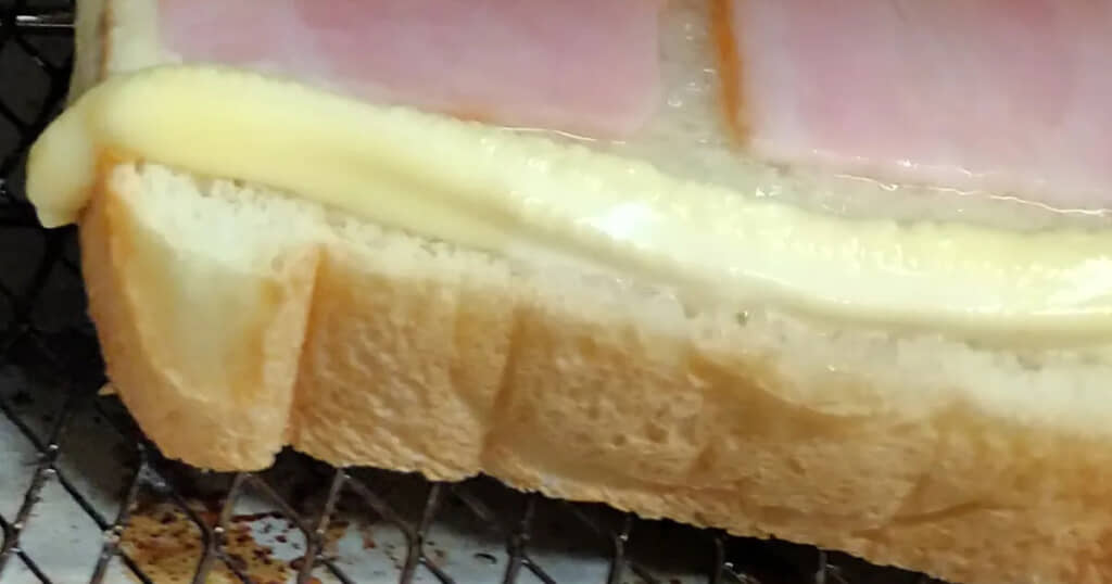 マヨネーズの土手で生卵を囲って焼けば……って、あれれ？