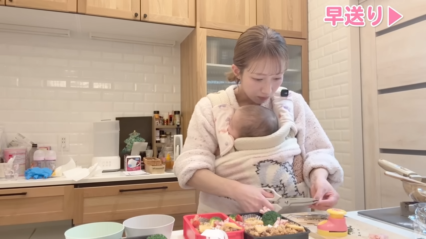 次女の夢空を抱っこしながら料理