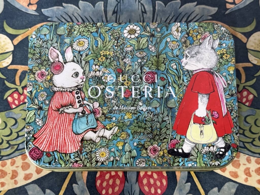 ヒグチユウコさんのイラストが缶を彩る