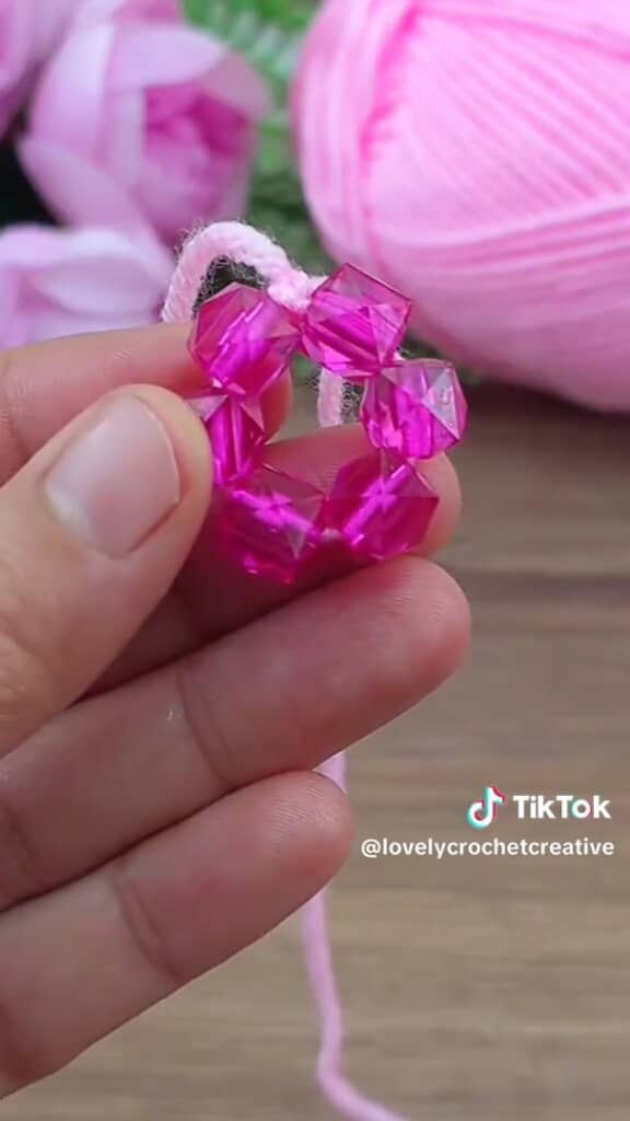 毛糸にビーズを通して結びます