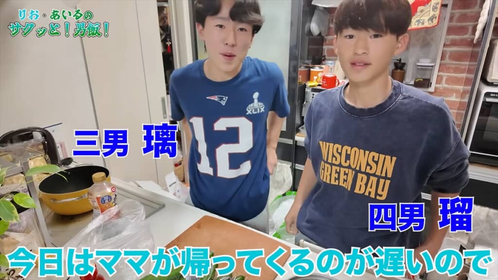 佳月ママ不在でキッチンに立つうるしやま家の三男・璃(りお)くんと四男・瑠(あいる)くん
