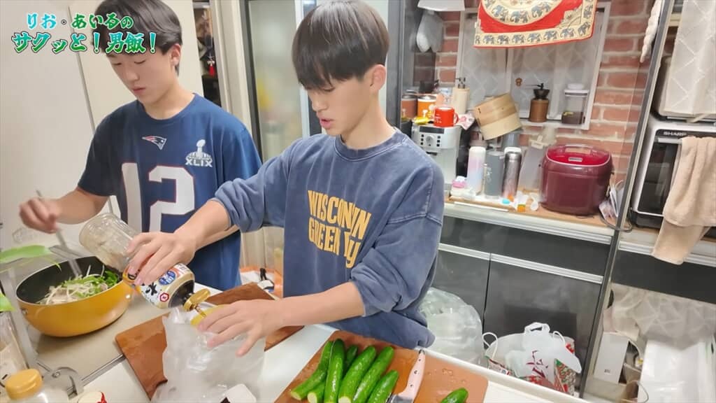 佳月ママ不在でキッチンに立つうるしやま家の三男・璃(りお)くんと四男・瑠(あいる)くん