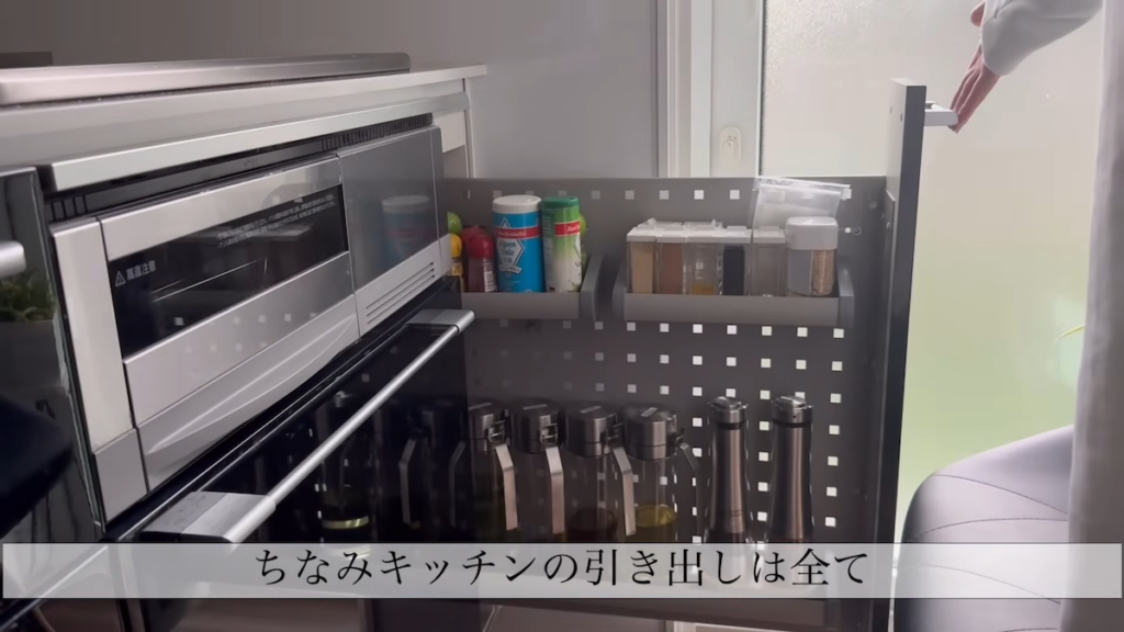 同じ収納容器ですっきり整えた調味料スペース