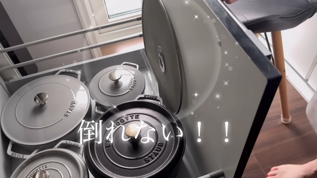 ダイソーの「カタログ・メニュースタンド（中）」をフタ用スタンドに活用