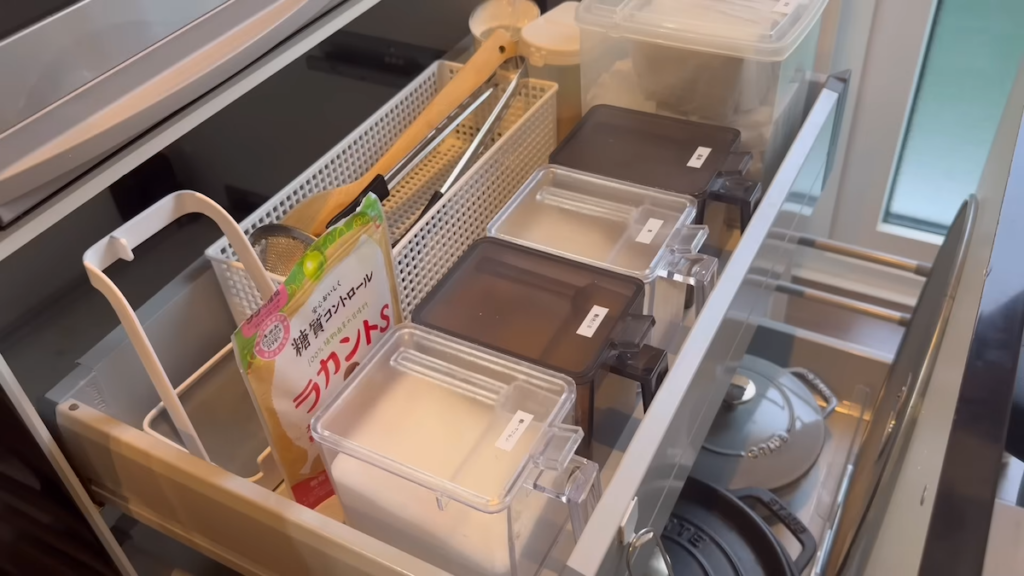 調味料ケースにラベルを貼って、上から見たときも分かりやすく