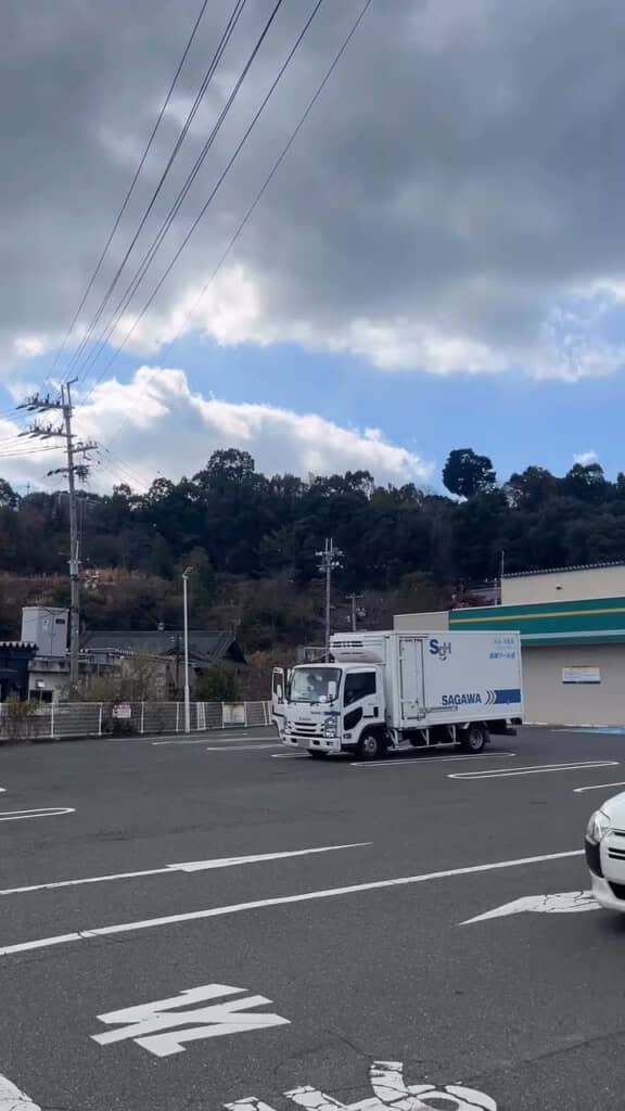 どんな店かと目をやると……