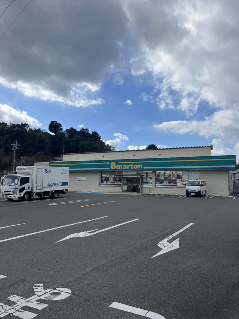 コンビニと言うには大きすぎる建物。売り場面積は約100坪だそうで、「メガコンビニ」はだてじゃない