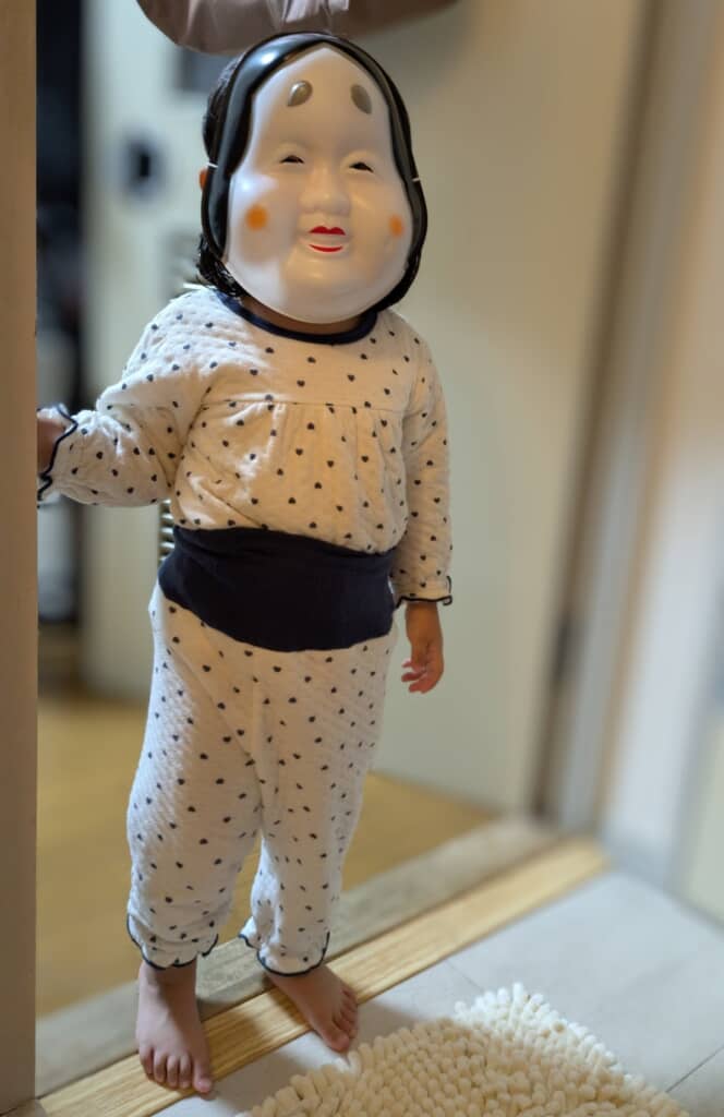 おたふくのお面をかぶった2歳娘