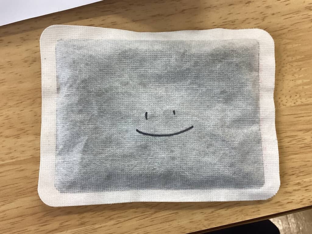 友達がカイロに落書きした顔