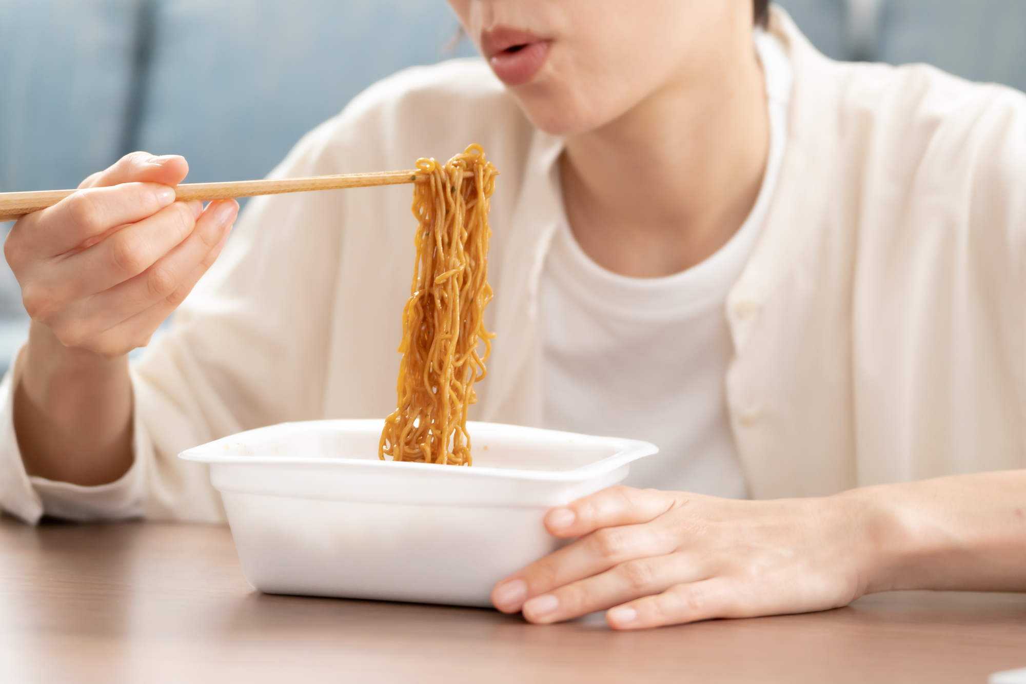「非常食として箱買いしてる」 “好きなカップ焼きそば”1位に「夜中に無性に食べたくなるんです」「結局これに戻ってくる」「麺のもちもち感がいい」の声(1/2) | グルメ ねとらぼリサーチ