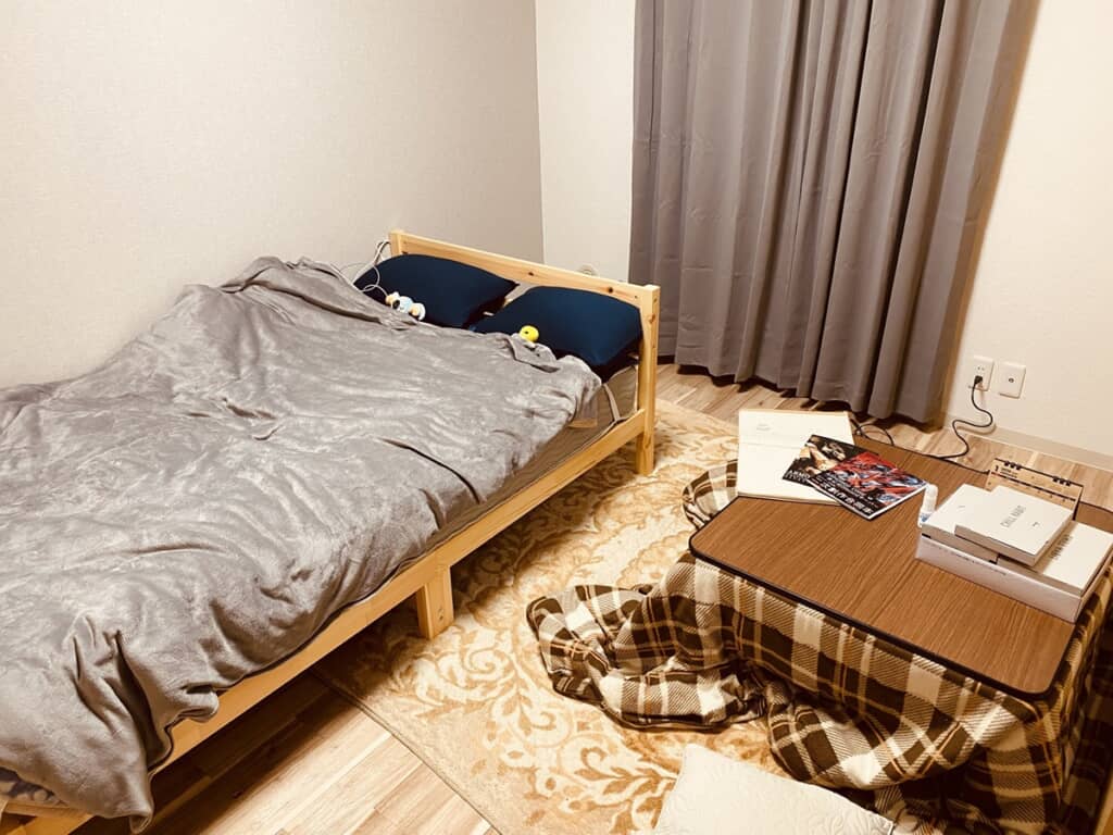同棲2日目に新居へ運び込まれたこたつやベッド、カーペット